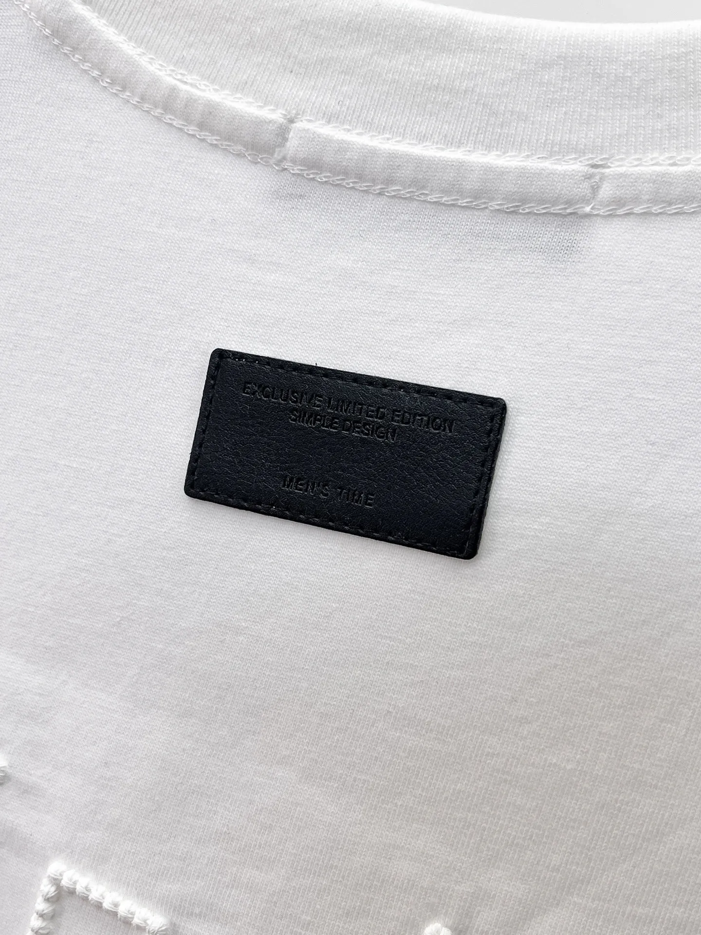 Balenciaga's high-end top-quality products 🐮2026 Spring and Summer New Arrival first counter, the latest New Arrival short-sleeved round neck T-shirt, Premium customized design, avant-garde and fashionable! Brand logo heavy craftsmanship design Premium customized 260g fabric. Soft to the touch. Comfortable to wear. Counter-level exquisite stitching. Fine workmanship. The upper body effect is incomparably handsome! A must-have item for men and women with the same style! Sizes: S~XXL When placing an order, please state your height and weight. The maximum wearing size is 210 pounds (one size larger)